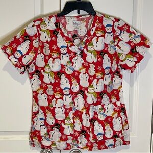 Peaches Women Scrub Top Small Red Glittery Snowman All Over Short Sleeve V Neck